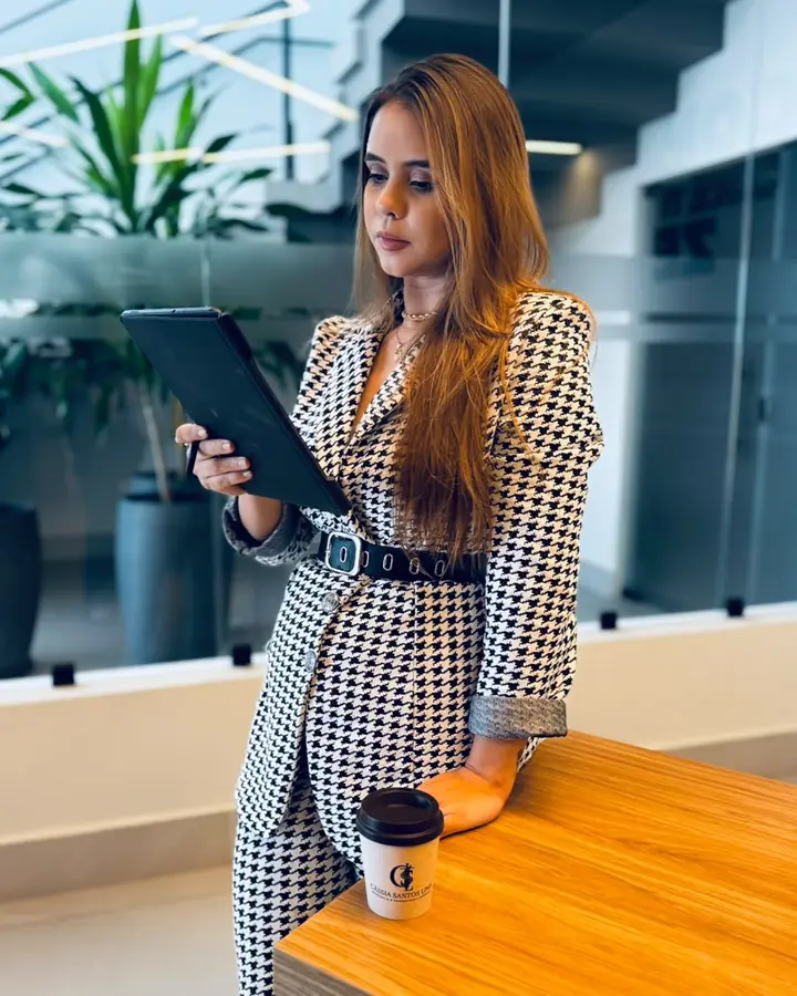 Dra. Cássia Santos Lima, advogada trabalhista, no escritório